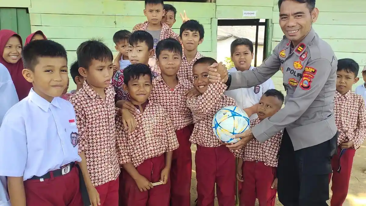 Kapolsek Poso Pesisir Sambangi SD Ratalemba, Serahkan Perlengkapan Olahraga Peserta Didik