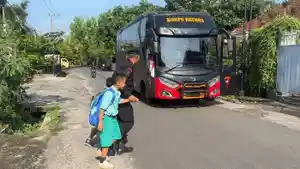 Seputar-Polri-Brimob-Polda-NTB-hadirkan-layanan-bus-sekolah-gratis.jpg