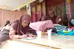 Puluhan Siswa SD di Sampang Pindah Belajar di Rumah Warga Imbas Atap Kelas Ambruk