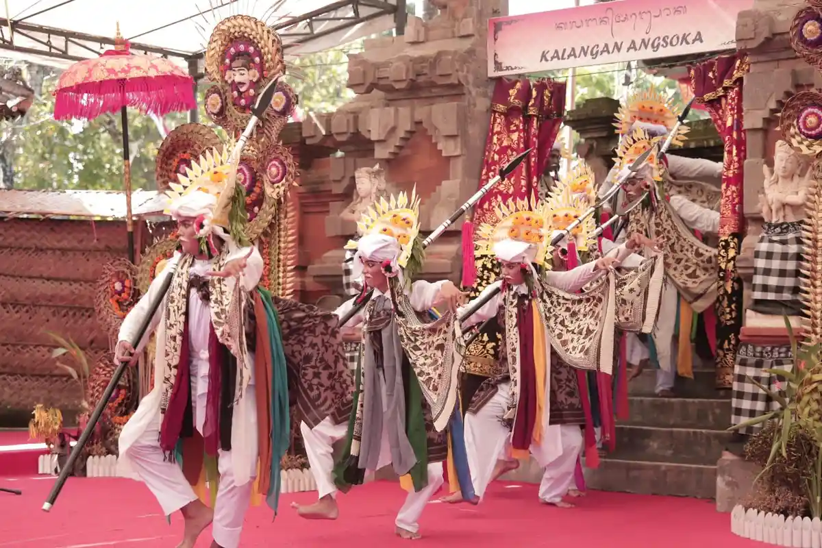 STAHN Mpu Kuturan Tampilkan Ladrak di PKB  Kolaborasikan Wayang Kulit, Dramatari dan Bondres