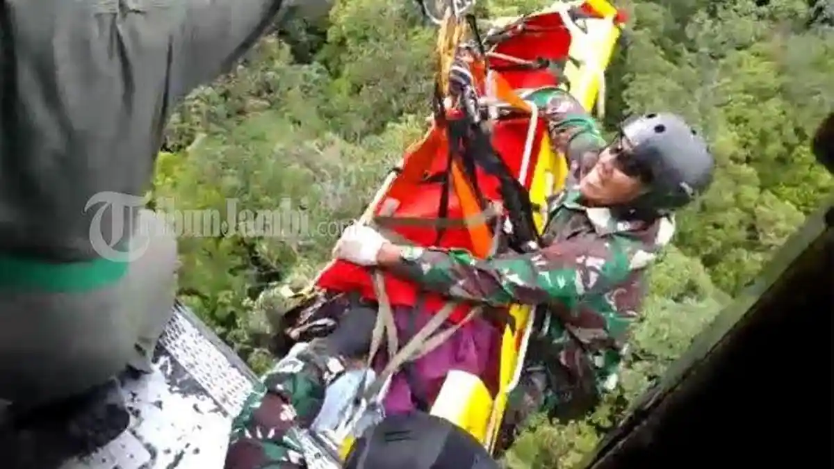 Kapolda Jambi Diselamatkan Pakai Tali, Setelah 54 Jam Terjebak di Hutan Kerinci