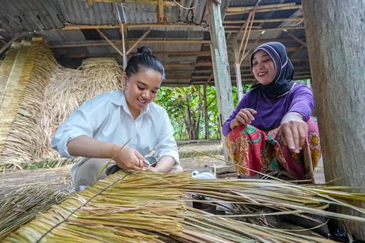 Anggota DPR RI Dapil NTB HBK Bantu Pencegahan Stunting di Lombok, Bagi Telur dan Ayam Segar
