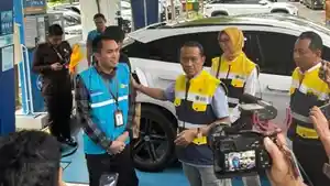 Menteri-Bahlil-meninjau-kesiapan-SPKLU-di-Rest-Area.jpg