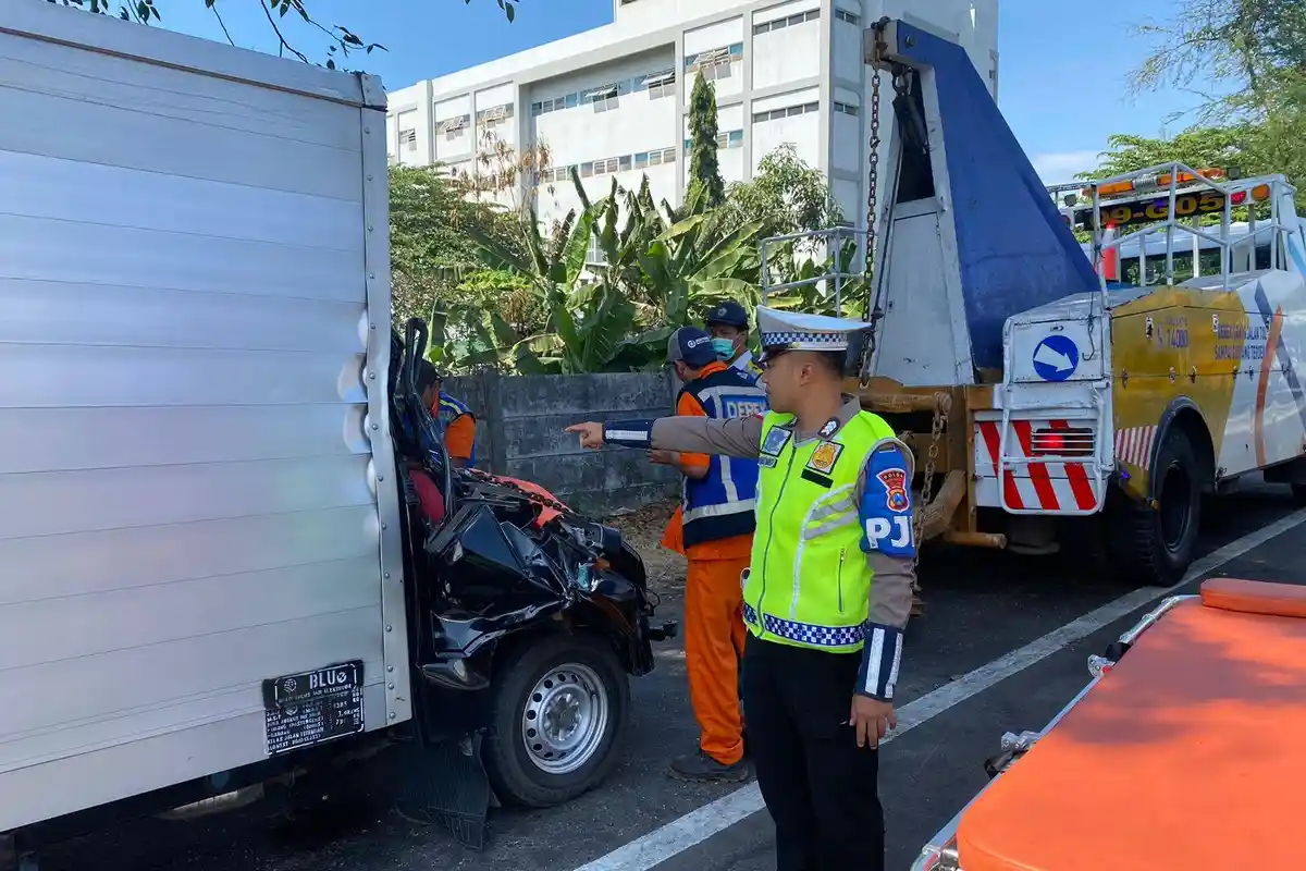 Laka Maut di Surabaya, Sopir dan Kernet Mobil Boks Tewas Mengenaskan Usai Tabrak Pantat Truk Tronton