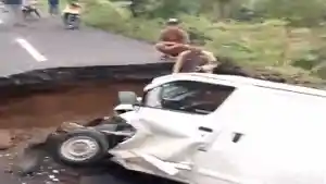 Mobil-dan-Motor-Terperosok-Jalan-Amblas-di-Tanjung-Sari-OKU-Selatan-Ringsek.jpg