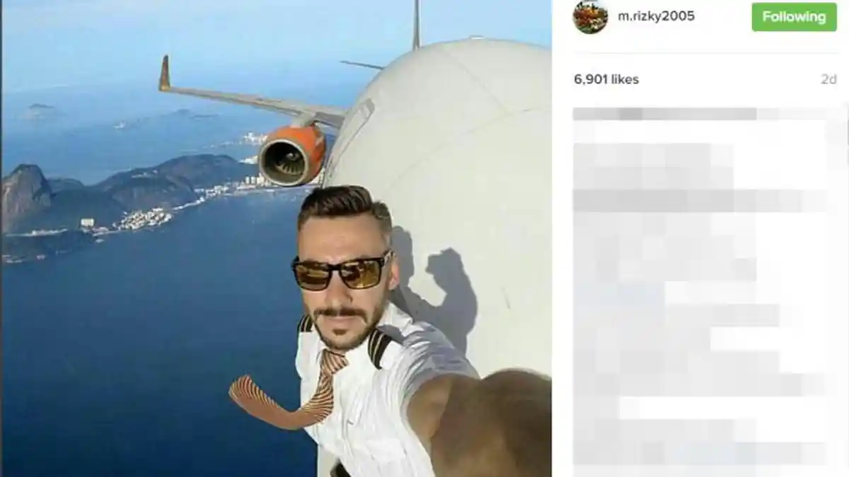 Pria Berseragam Pilot Selfie Diluar Pesawat yang Sedang Mengudara, Tapi Coba Lihat Kacamatanya