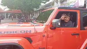 bupati-karanganyar-juliyatmono-di-atas-mobil.jpg
