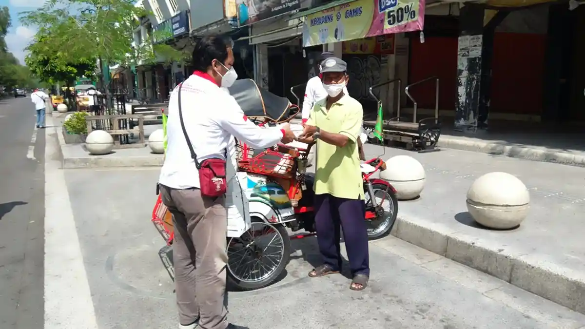 Relawan Bagi Nasi untuk Mereka yang Terpaksa Harus Tetap Bekerja di Malioboro Saat PPKM Darurat