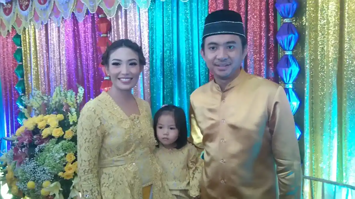Ayu Dewi Mandikan Anaknya Air Lemon Biar Nafsunya Terkendali