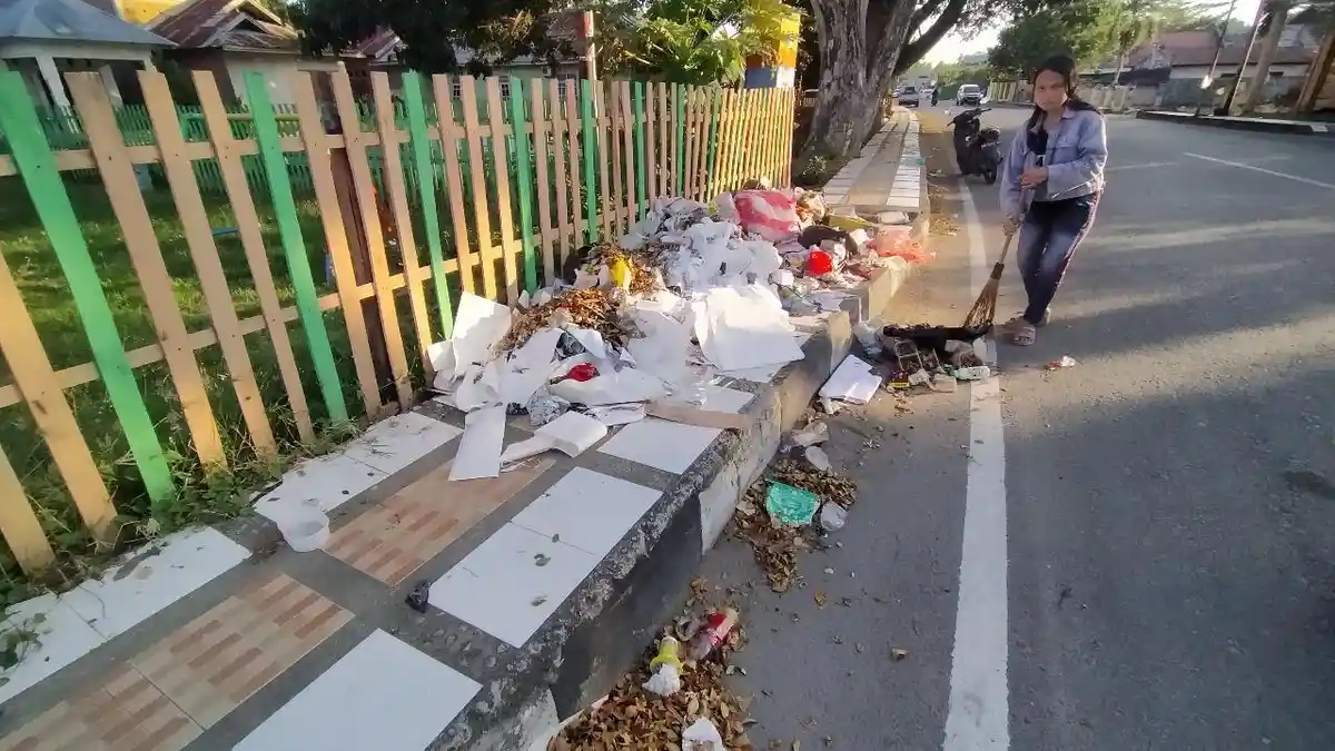 Warga Keluhkan Banyak Sampah di Bahu Jalan Kota Marisa, Ini Tanggapan DLH Pohuwato