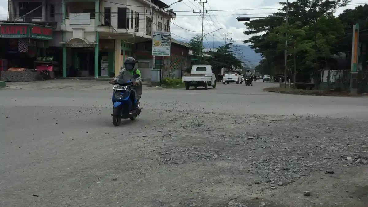 Hati-Hati, di Perempatan Jalan Kemiri Palu Barat Ada Kerikil Berserakkan