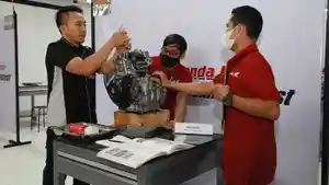 20241212_6-teknisi-sepeda-motor-Honda-perwakilan-PT-Astra-Honda-Motor.jpg