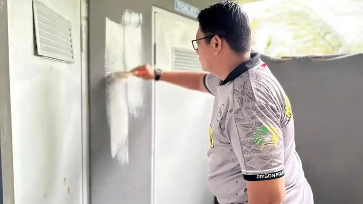 Rutan Tanjung Tabalong Bersih-bersih dan Cat Toilet Musala Masyarakat, Langsung Dipimpin Karutan