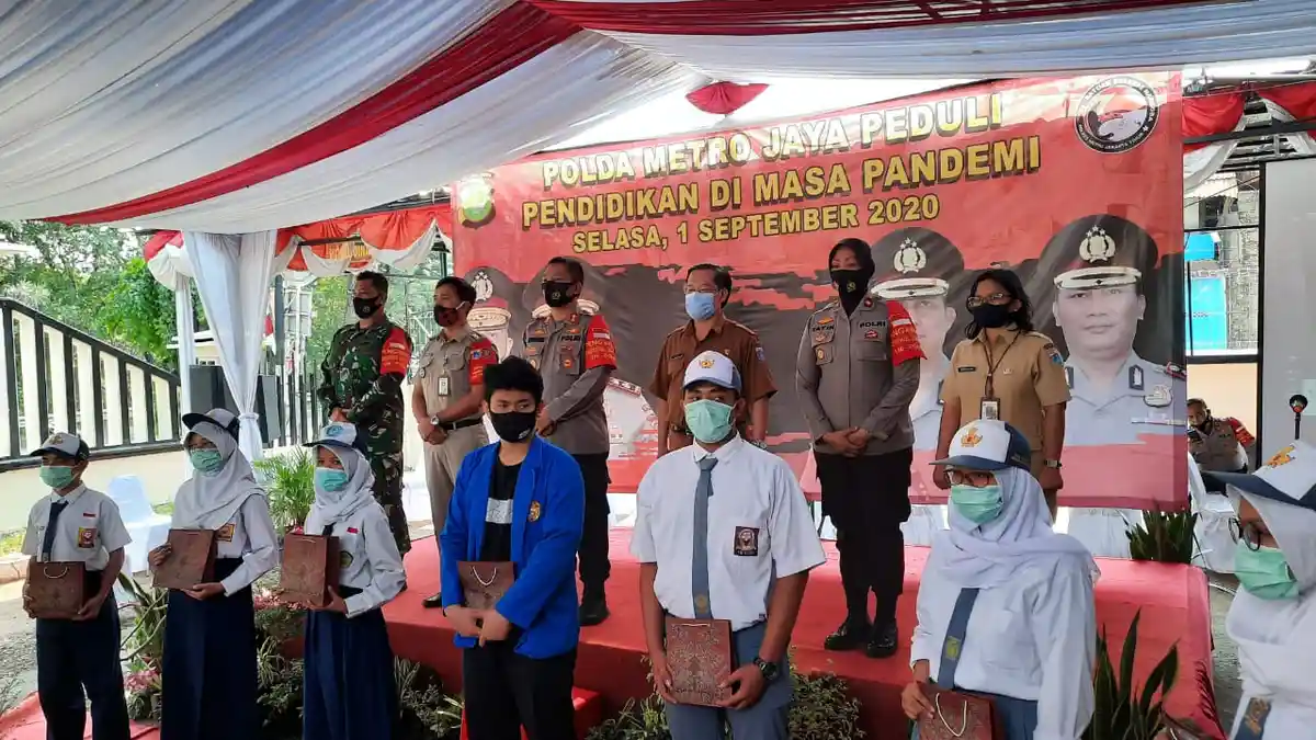 Siti Senang Anaknya Dapat Bantuan Modem Gratis dari Polres Jakarta Timur