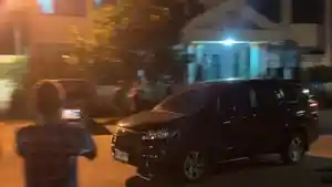 dua-mobil-innova-keluar-dari-rumah-dinas-bupati-ponorogo-sugiri.jpg