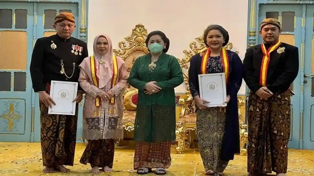 Bupati Enos Terima Dapat Gelar kehormatan Dari Keraton Surakarta