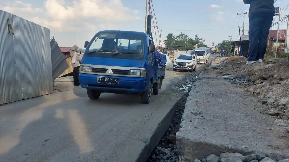 Kondisi Memprihatinkan di Jembayan Kukar, Jalan Terancam Putus dan Krisis Air Bersih