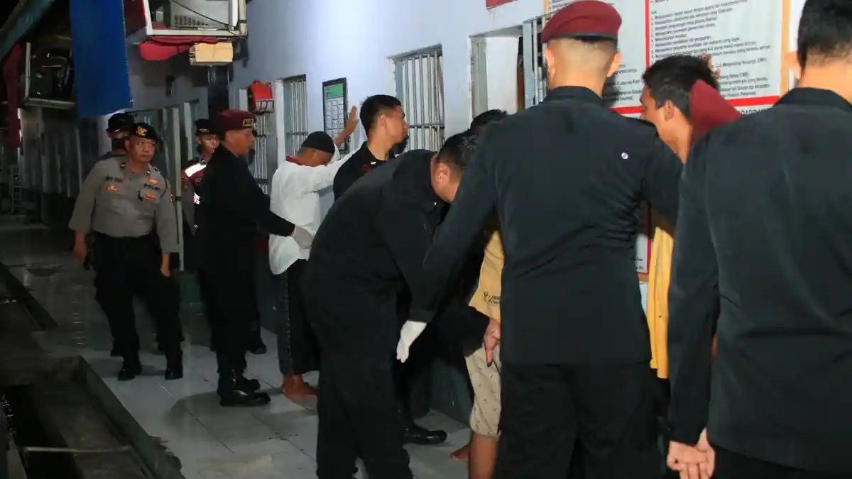 Libatkan TNI, Polri dan BNN, Puluhan Kamar Hunian Lapas Banyuwangi Digeledah