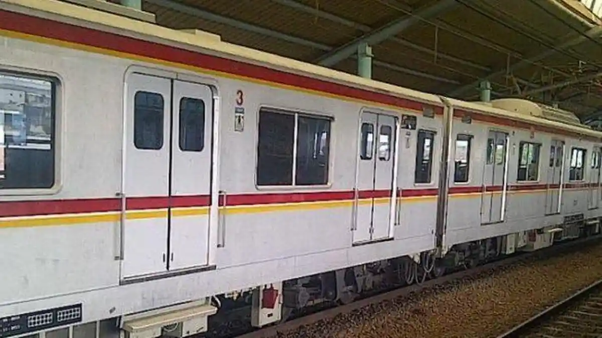 BREAKING NEWS: Seorang Pria Lompat saat KRL Masuk Stasiun Depok, Diduga Ingin Bunuh Diri