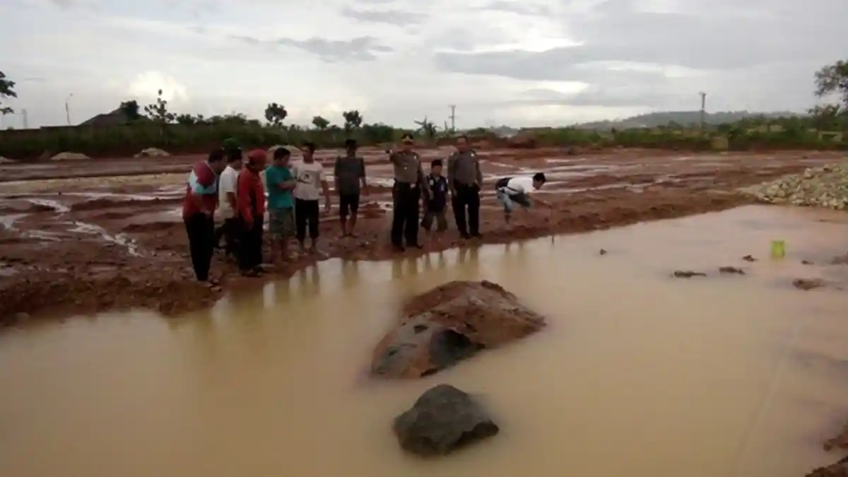 Orangtua Korban Angkat Dua Balita dari Lubang Sedalam 2 Meter