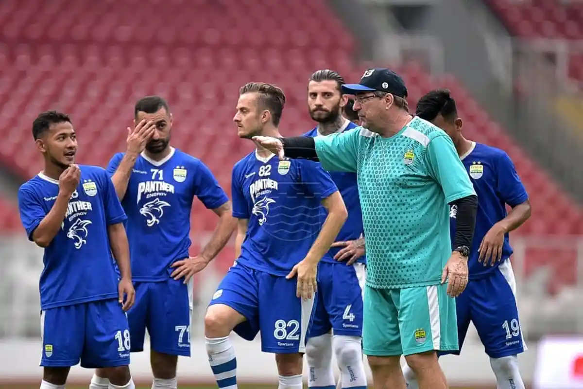 King Eze Absen, Persib Bandung Akan Andalkan Kolektivitas untuk Curi Poin di Kandang Arema FC