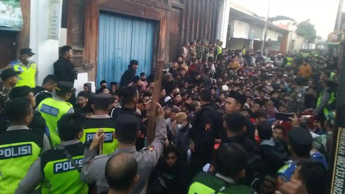 Cerita Sulistina Antre Sego Jangkrik Dikawal Polwan, Pembagian Nasi Berkat di Komplek Sunan Kudus