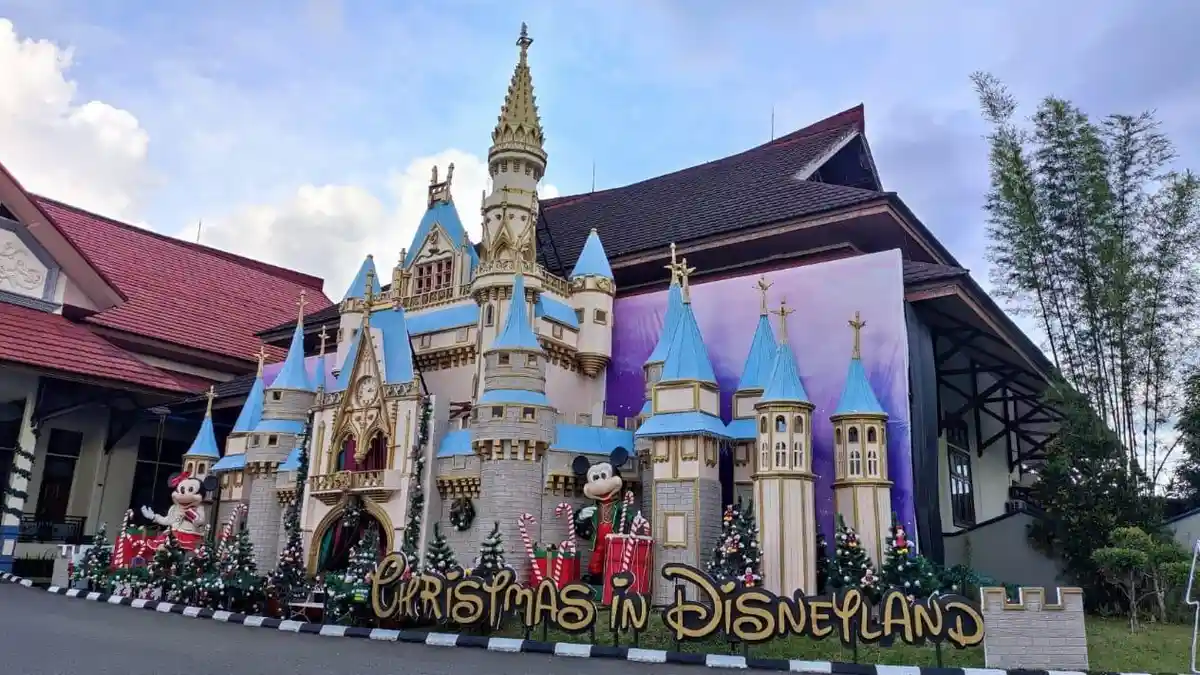 Semarak Natal di Ambon, Ada Dekorasi Christmas in Disneyland