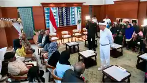 Gubernur-Jawa-Barat-Dedi-Mulyadi-menyalurkan-bantuan-kepada-warga-terdampak-longsor.jpg