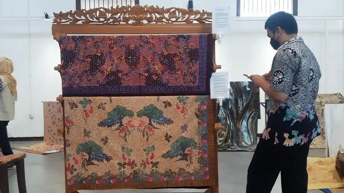Perajin Batik Semarang Pamer Karya Masterpiece di Kota Lama, Ada Ratusan Helai Kain Bermotif Cantik