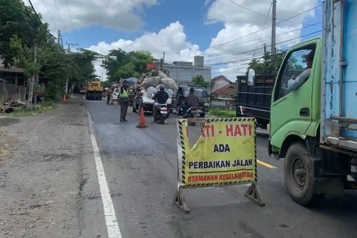 Pemda Lombok Timur Kebut Perbaikan Jalan Rusak Jelang Nataru 2024