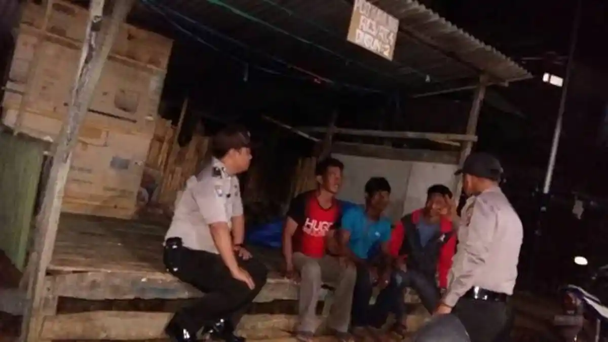 Anggota Polsek Pulau Sembilan Cek Poskamling Sambil Ingatkan Soal Ini