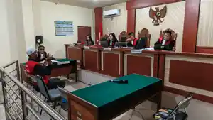 Terdakwa-perkara-pembunuhan-Reza-Tikus-saat-memperagakan-gerakan-saat-menangkis.jpg