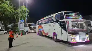 Bus-yang-mengantar-jamaah-Aceh-Utara-dan-Lhokseumawe-saat-memasuki-Asrama-Haji.jpg