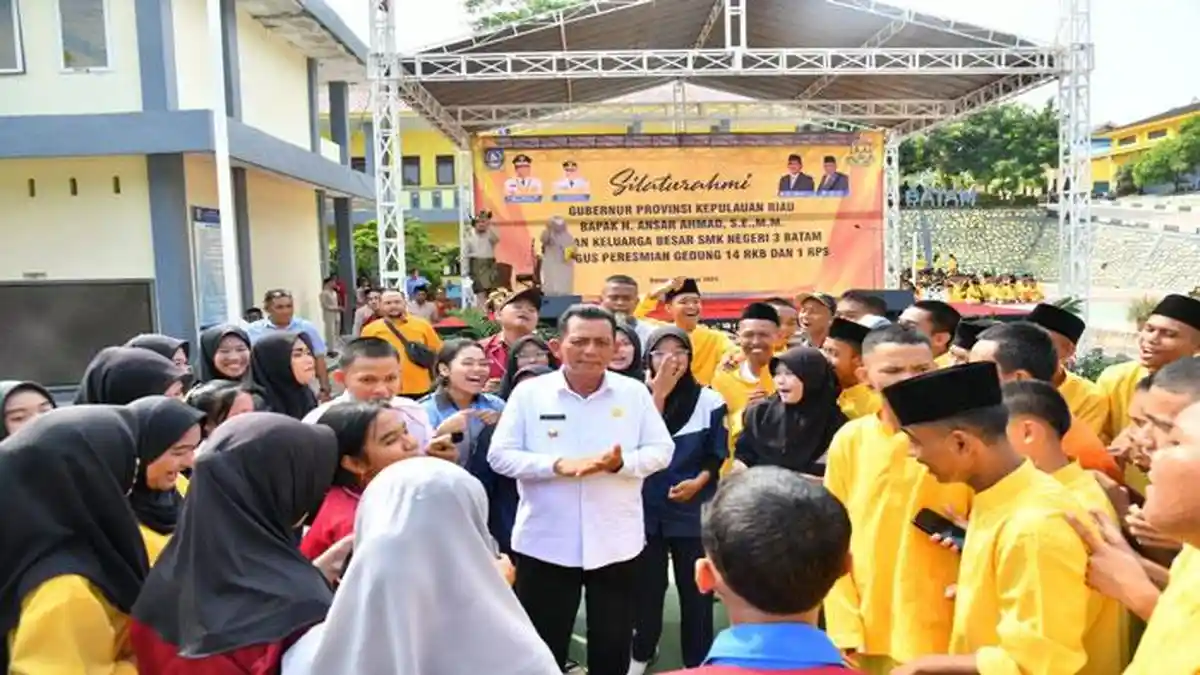 Ansar Silaturahmi ke SMKN 3 Batam, Resmikan Ruang Kelas Baru dan Praktek Siswa