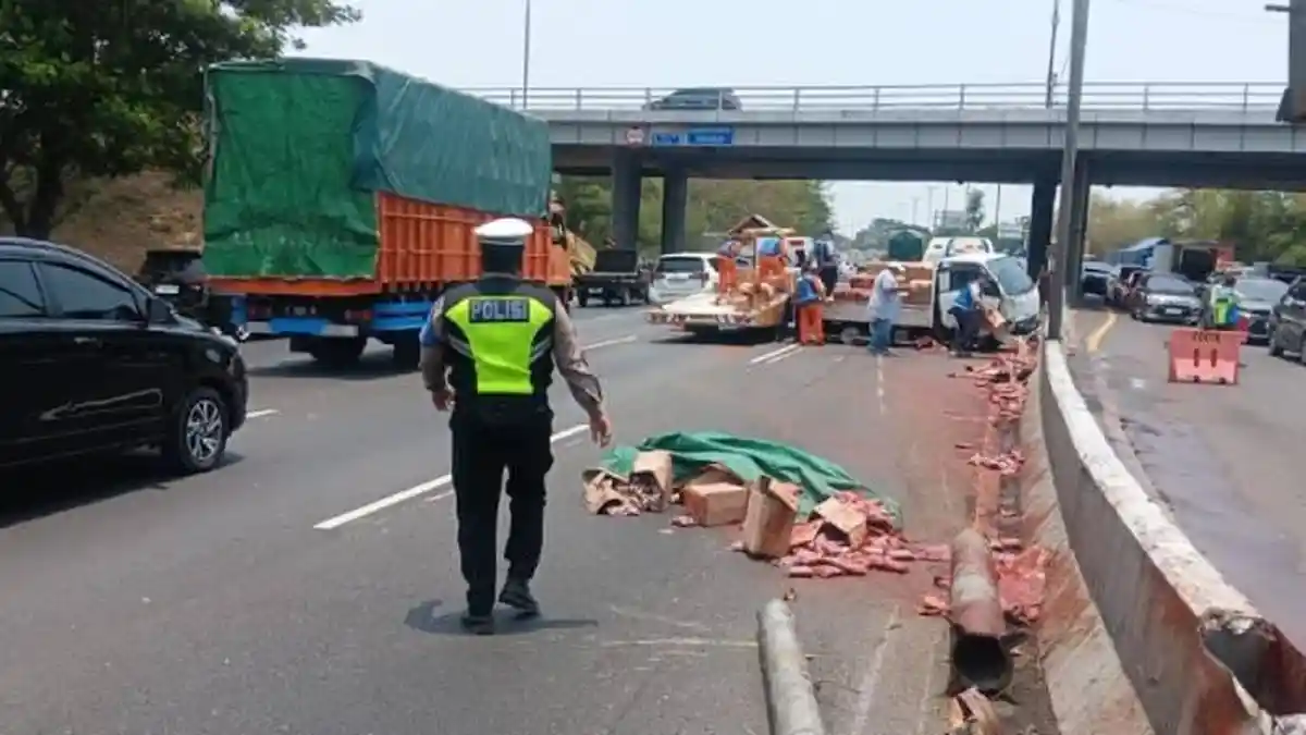 Pickup Pecah Ban di Tol Porong-Sidoarjo, Sambal Berserakan dan Lalu Lintas Sempat Macet