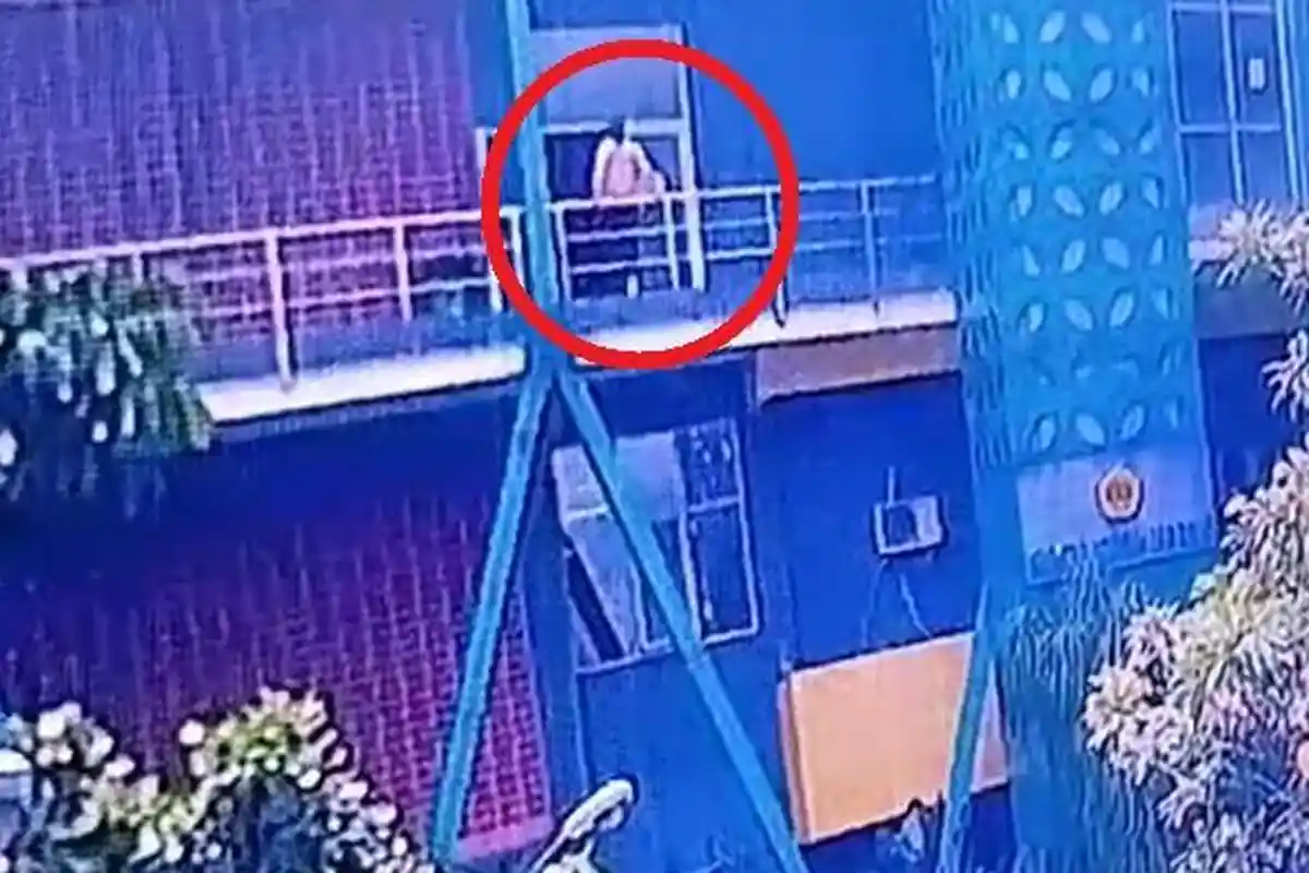 Rekaman CCTV Detik-detik Mahasiswi Jatuh dari Lantai 3 Universitas Pakuan Bogor, Duduk di Pagar