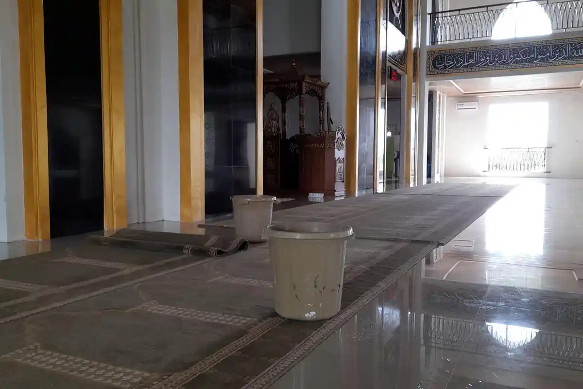 Dua Ember Dipakai Tampung Air Hujan yang Masuk ke Dalam Masjid Baitul Anwar karena Atap Bocor