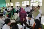 SPMB-Gubernur-Jatim-Khofifah-Indar-Parawansa-meninjau-proses-SPMB-di-SMK-Negeri.jpg