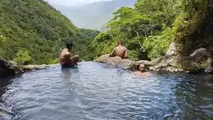 Wisatawan-menikmati-keindahan-salah-satu-air-terjun-di-Desa-Wisata-Wae-Lolos.jpg