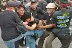 Polisi-berpakaian-sipil-menangkap-peserta-demo-tolak-UU-TNI-di-Surabaya.jpg
