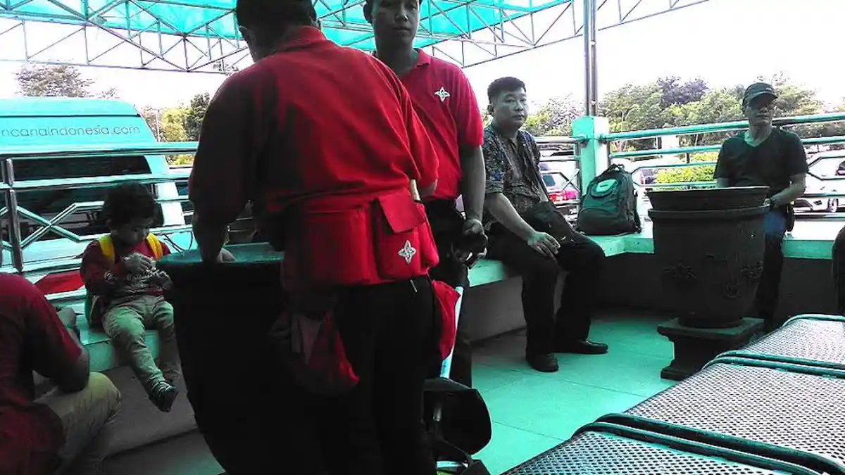 Pengunjung Keluhkan Area Merokok Bandara Ahmad Yani Yang Terbuka