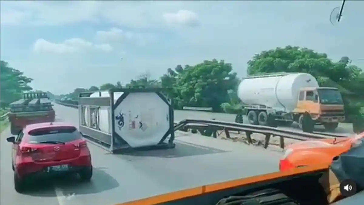 Truk Bermuatan Cairan Kimia Terguling di Tol Tangerang-Merak Diduga Karena Sopir Mengantuk