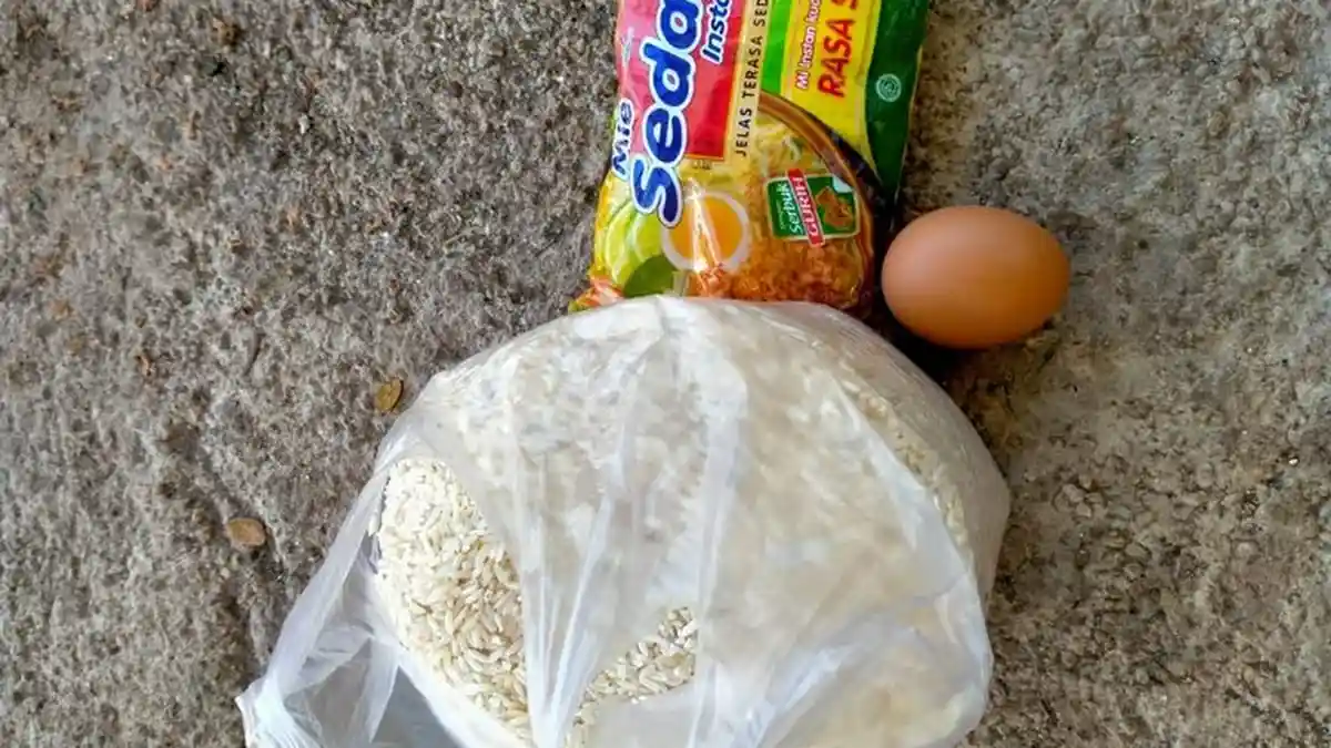 Dapat Bantuan 1 Kg Beras, 1 Mie Instan dan 1 Telur, Korban Bencana NTT: Kami Bersyukur tapi Ini Lucu