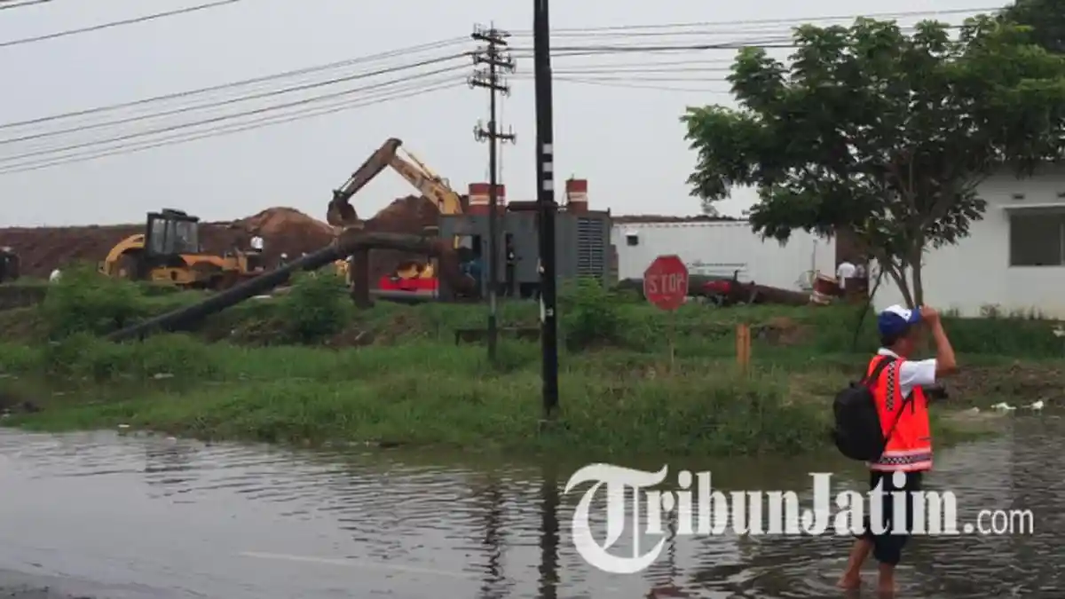 Jalur Kereta Lumpuh Total Terendam Banjir, Air Disedot ke Lumpur Lapindo