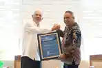 PENGHARGAAN-Direktur-Utama-Bank-Sumut-Heru-Mardiansyah.jpg