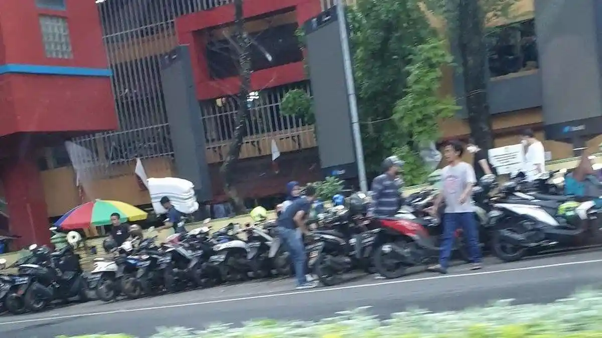 Sering Dijadikan Parkir Liar, Depan Pasar Cipulir Dipasang Pembatas Jalan Sepanjang 100 Meter