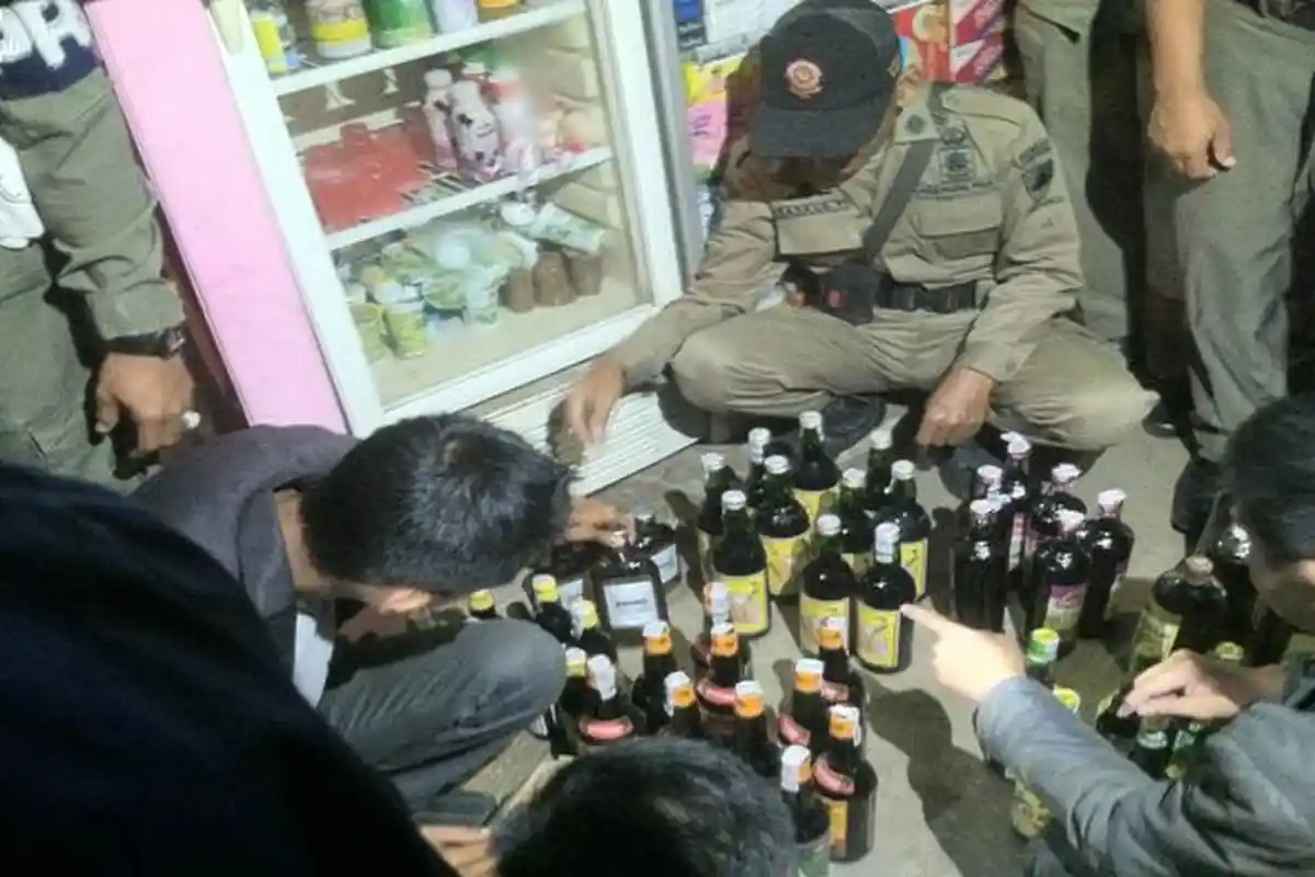 Satpol PP dan Subdenpom Sumedang Gerebek Warung Kopi dan Rumah Penjual Miras, Ratusan Botol Disita