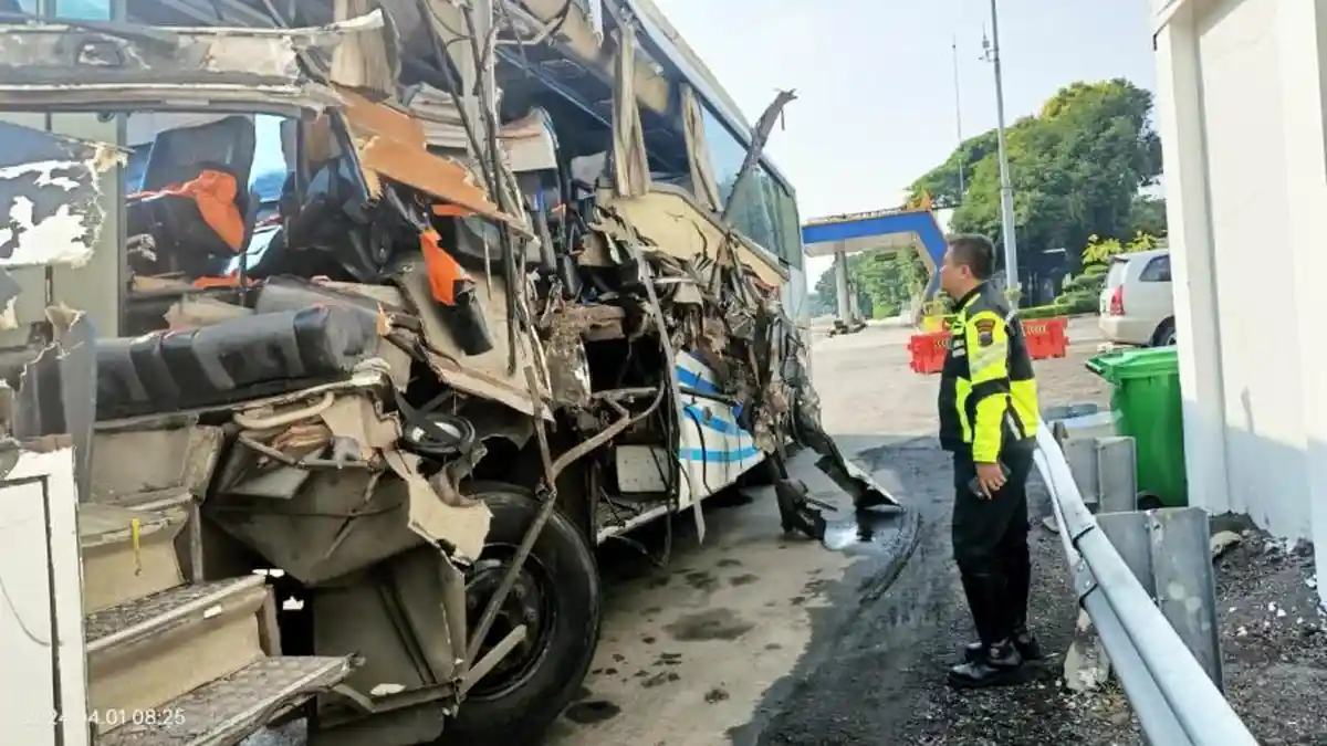Kecelakaan Maut di Tol Tembalang Semarang, Sopir dan Penumpang Bus Tewas, Adu Banteng dengan Truk