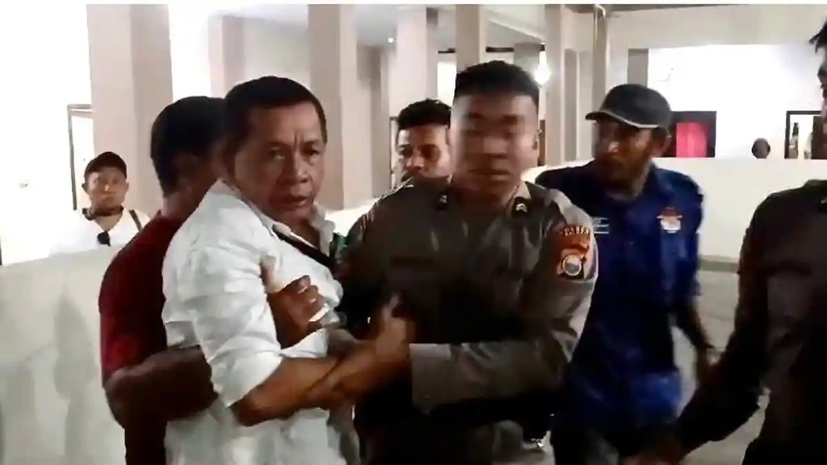 BREAKING NEWS: Saksi Prabowo-Gibran Pukul Ketua PPK Gane Barat Utara Halmahera Selatan Suratno Taib