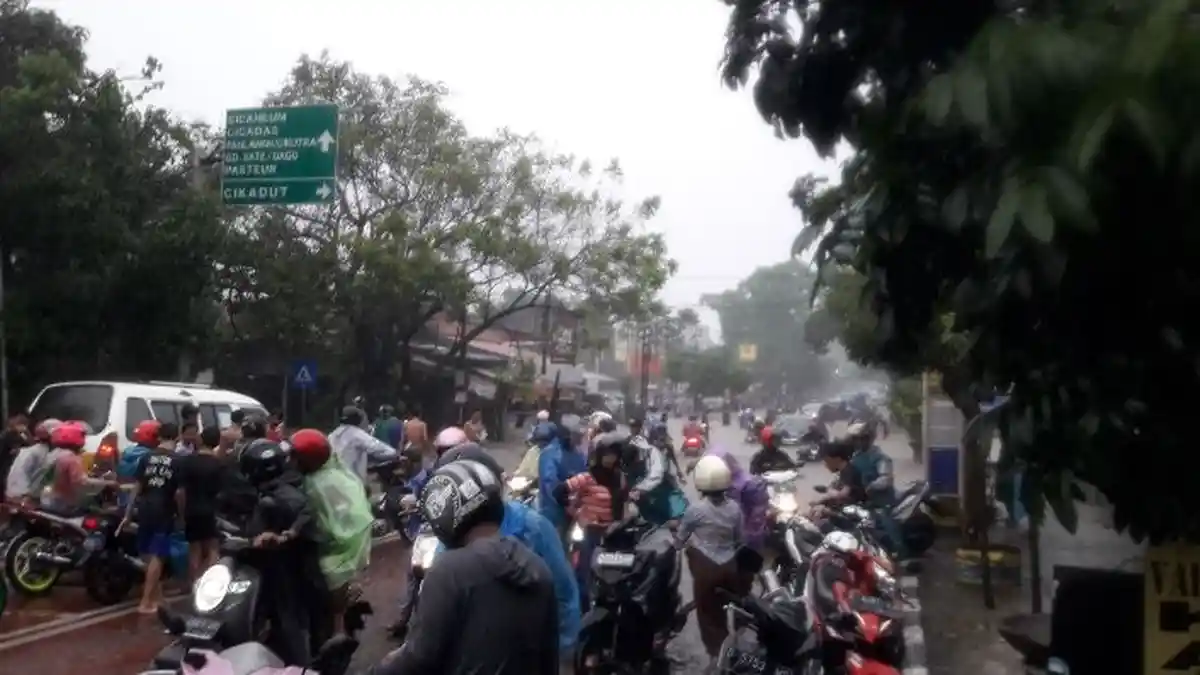 Dipaksa Terjang Banjir, Puluhan Motor Mogok di Jalan A H Nasution Kota Bandung